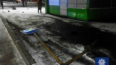 У Чернігові п’яний водій BMW збив дорожній знак та зачепив кіоск У Чернігові п’яний водій BMW збив дорожній знак та зачепив кіоск