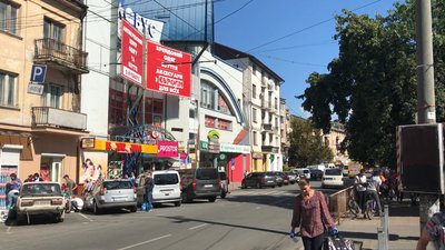 В Івано-Франківську здирають зі стовпів несанкціоновану рекламу