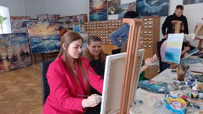 Художниця Ольга Росинчук навчає жінок малюванню Художниця Ольга Росинчук навчає жінок малюванню