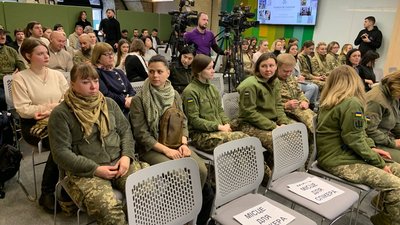 В Україні вперше представили експозицію жіночої військової форми. Фоторепортаж