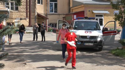 Багато хворих: у франківських і тисменицьких медзакладах першої лінії ввели обмеження Багато хворих: у франківських і тисменицьких медзакладах першої лінії ввели обмеження