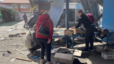 Війська РФ обстріляли Центральний ринок у Херсоні: загинула людина, дев'ять поранених Війська РФ обстріляли Центральний ринок у Херсоні: загинула людина, дев'ять поранених