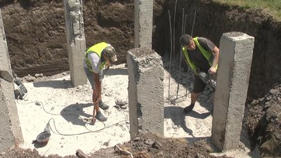 Наразі у дендропарку в Хмельницькому проводять роботи з облаштування фундаменту майбутньої конструкції флагштоку. Фото: Суспільне. Поділля. Наразі у дендропарку в Хмельницькому проводять роботи з облаштування фундаменту майбутньої конструкції флагштоку. Фото: Суспільне. Поділля.
