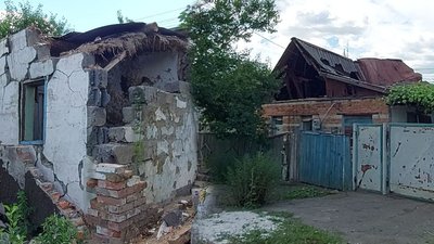 Чотири місяці після ракетного удару: як у Лозовій на Харківщині відновлюють пошкоджені будинки