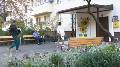 У Дніпрі місцева художниця створює патріотичні мурали У Дніпрі місцева художниця створює патріотичні мурали