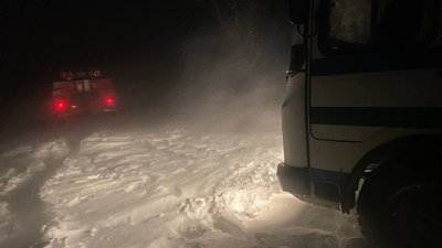 На Буковині у снігових заметах застрягли два рейсові автобуси та кілька вантажівок