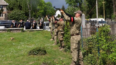 В Ужгороді попрощалися із полеглим воїном Володимиром Бісагою В Ужгороді попрощалися із полеглим воїном Володимиром Бісагою