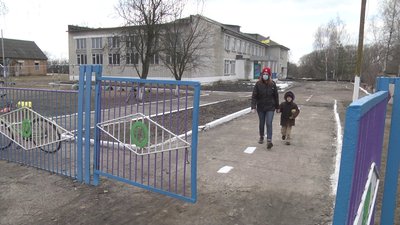"Будуть їздити за 19 кілометрів". У двох селах Сумщини ліквідують школи