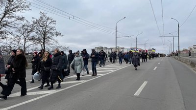 Люди йшли за траурним кортежем Люди йшли за траурним кортежем