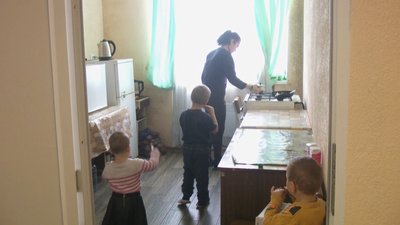 Сім’ю з Херсонщини розмістили безкоштовно в одній із кімнат колишньої поліклініки Сім’ю з Херсонщини розмістили безкоштовно в одній із кімнат колишньої поліклініки