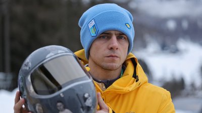 Владислав Гераскевич із шоломом пам'яті на Олімпіаді-2026