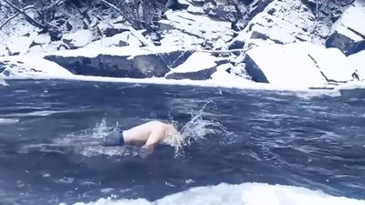 На Водохреще гірські штурмовики пірнали в гірську річку