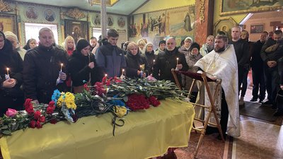 "Просто добра, щира сімейна людина". У Сумах провели в останню путь військового Сергія Цилюрика "Просто добра, щира сімейна людина". У Сумах провели в останню путь військового Сергія Цилюрика