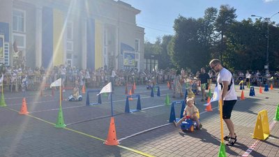 Наймолодшим учасникам перегонів допомагають батьки, 26 серпня 2023, Хмельницький Наймолодшим учасникам перегонів допомагають батьки, 26 серпня 2023, Хмельницький