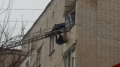 Харківські надзвичайники врятували чоловіка, який ледь не випав з балкону Харківські надзвичайники врятували чоловіка, який ледь не випав з балкону