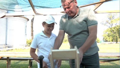 Черкаські школярі виготовляють дерев’яні вироби, щоб допомогти ЗСУ Черкаські школярі виготовляють дерев’яні вироби, щоб допомогти ЗСУ