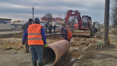 Провалля посеред дороги: у Луцьку на Карпенка-Карого латають каналізаційну трубу Провалля посеред дороги: у Луцьку на Карпенка-Карого латають каналізаційну трубу