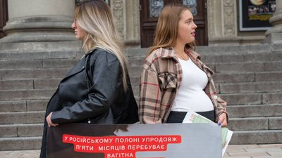 Олена Біла разом з іншою учасницею акції на підтримку полонених