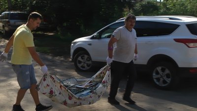 Жителі найближчих до місця влучення російських ракет багатоповерхівок прибирають територію та виносять з квартир вибите скло. Жителі найближчих до місця влучення російських ракет багатоповерхівок прибирають територію та виносять з квартир вибите скло.