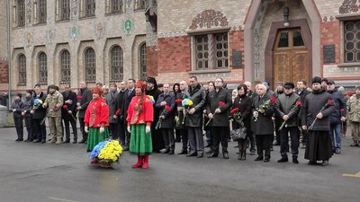 Полтава відзначила День Соборності покладанням квітів Полтава відзначила День Соборності покладанням квітів