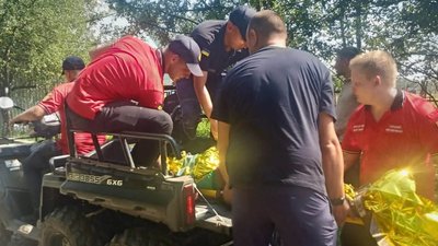 Рятувальники транспортують жінку