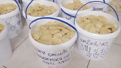 У Франківську вчителі школи № 10 наліпили вареники бійцям на Схід У Франківську вчителі школи № 10 наліпили вареники бійцям на Схід