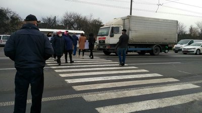У селі біля Луцька медики психлікарні перекрили дорогу: люди вимагають виплатити їм борги з зарплати У селі біля Луцька медики психлікарні перекрили дорогу: люди вимагають виплатити їм борги з зарплати