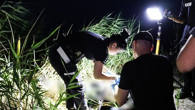 Правоохоронці оглядають тіло дівчини