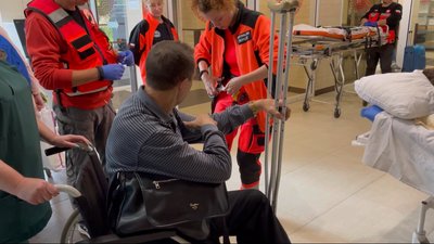 Лікар з Маріуполя, який втратив ногу під час обстрілу, поїхав за кордон на протезування Лікар з Маріуполя, який втратив ногу під час обстрілу, поїхав за кордон на протезування
