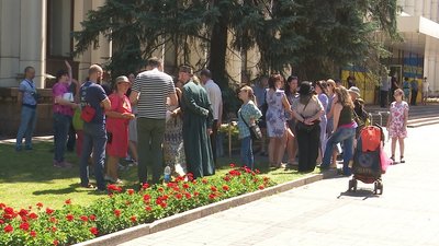 Півсотні батьків у Дніпрі влаштували протест проти дистанційного навчання дітей Півсотні батьків у Дніпрі влаштували протест проти дистанційного навчання дітей