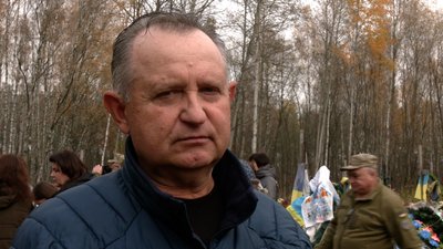 У Чернігові попрощалися з бійцем тероборони, який загинув під час авіаудару школи на Подусівці У Чернігові попрощалися з бійцем тероборони, який загинув під час авіаудару школи на Подусівці