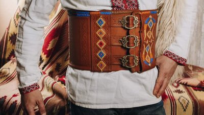 Створив пояс для соліста "Kalush Orchestra". Майстер з Івано-Франківщини виготовляє гуцульські череси Створив пояс для соліста "Kalush Orchestra". Майстер з Івано-Франківщини виготовляє гуцульські череси