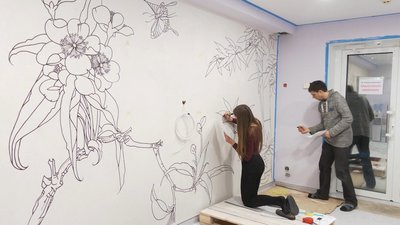 Прикрашають стіни абстрактними малюнками. Черкащани Ярослав та Анна Волкові