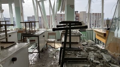 Діра в стіні будівлі, зруйновані три аудиторії. Російська армія завдала удару по університету Херсона Діра в стіні будівлі, зруйновані три аудиторії. Російська армія завдала удару по університету Херсона