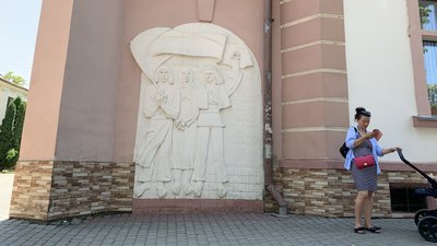 Демонтувати чи перефарбувати. Що буде з барельєфом радянської епохи, розміщеним на стіні бібліотеки у Франківську Демонтувати чи перефарбувати. Що буде з барельєфом радянської епохи, розміщеним на стіні бібліотеки у Франківську