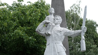 Зірки, серпи та червоноармійці: скільки на Буковині радянських пам'яток та чи планують їх зносити Зірки, серпи та червоноармійці: скільки на Буковині радянських пам'яток та чи планують їх зносити