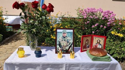 На столі фото загиблого солдата Василя Войтюка, хліб та квіти. На столі фото загиблого солдата Василя Войтюка, хліб та квіти.