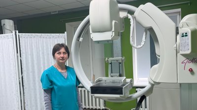 Жінка стоїть поруч із сучасним мамографом у Березнегуватській центральній лікарні на Миколаївщині Жінка стоїть поруч із сучасним мамографом у Березнегуватській центральній лікарні на Миколаївщині