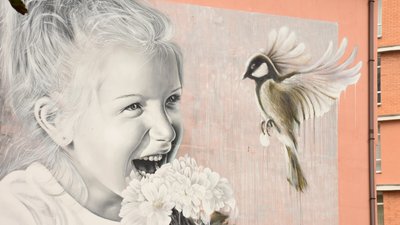 Мурал "Дівчинка з квітами" Мурал "Дівчинка з квітами"
