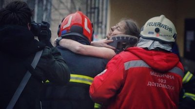 "Колір обличчя став рожевим": лікар про стан жінки, яка майже добу провела під завалами зруйнованого будинку у Дніпрі