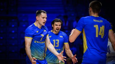 Василь Тупчій з Юрієм Синицею та Іллею Ковальовим святкують перемогу України