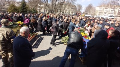 "Я небо над Полтавою держу": попрощалися із загиблими Вадимом Смородським та Назарієм Дібровою "Я небо над Полтавою держу": попрощалися із загиблими Вадимом Смородським та Назарієм Дібровою
