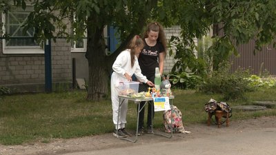 Торгують напоями, випічкою та ягодами: Черкасах діти збирають гроші для ЗСУ
