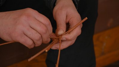 Олександр Кирилець виготовляє вироби із лози Олександр Кирилець виготовляє вироби із лози