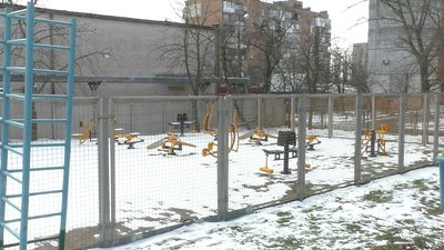 Орбітрек, тренажери для спини та ніг: на території школи в Миколаєві встановили спортивний майданчик Орбітрек, тренажери для спини та ніг: на території школи в Миколаєві встановили спортивний майданчик
