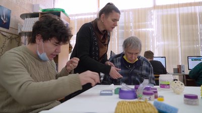 У Херсоні майстриня з вадами зору проводить майстер-класи з плетіння намистинами У Херсоні майстриня з вадами зору проводить майстер-класи з плетіння намистинами