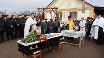 На Вінниччині попрощались з поліцейськими, які загинули під час ракетного обстрілу Одеси На Вінниччині попрощались з поліцейськими, які загинули під час ракетного обстрілу Одеси
