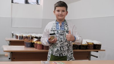 У Чернівцях у їдальні школи №4 випікали великодні паски для військових ЗСУ У Чернівцях у їдальні школи №4 випікали великодні паски для військових ЗСУ