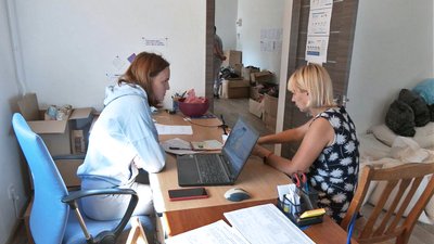 Продовольчі набори та консультації: як у гуманітарному хабі в Луцьку допомагають переселенцям із Луганщини Продовольчі набори та консультації: як у гуманітарному хабі в Луцьку допомагають переселенцям із Луганщини