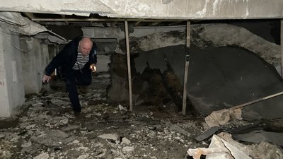 Понад два місяці з пробитим дахом. Як живуть люди після чергового влучання снаряда РФ